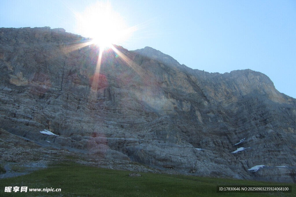 陽(yáng)光照耀下的巍峨山峰