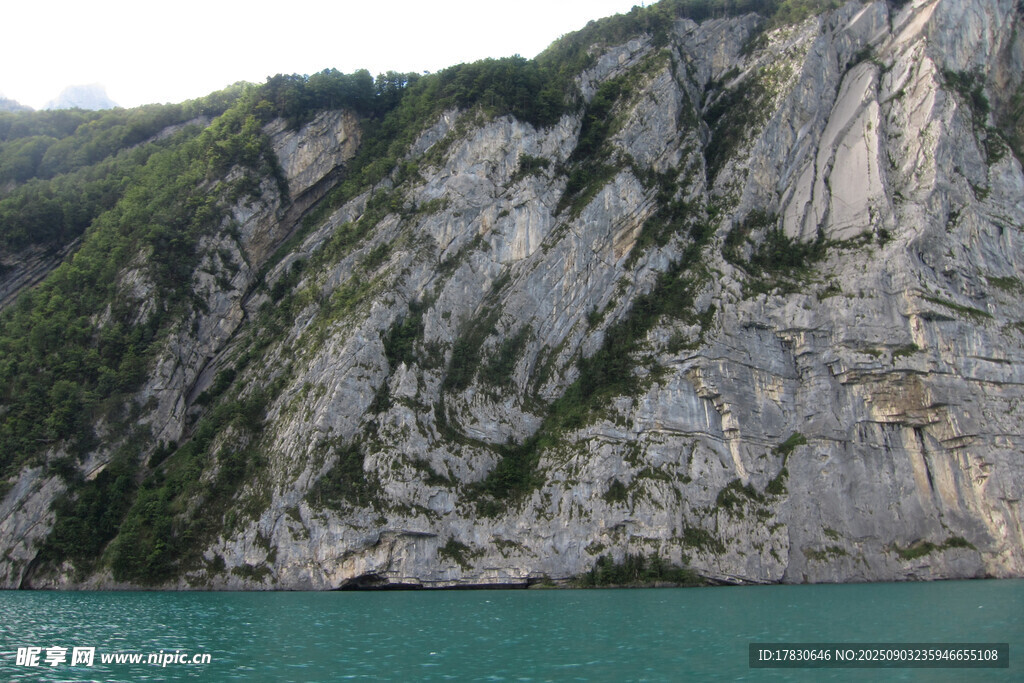 壯麗山水間的陡峭崖壁