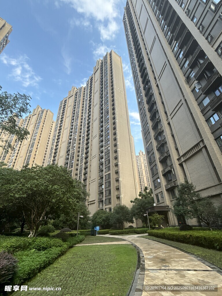 現(xiàn)代高層住宅旁的綠化小徑