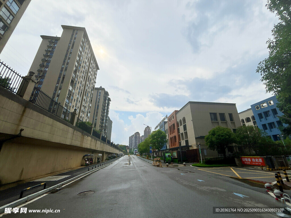 城市道路旁的建筑景觀