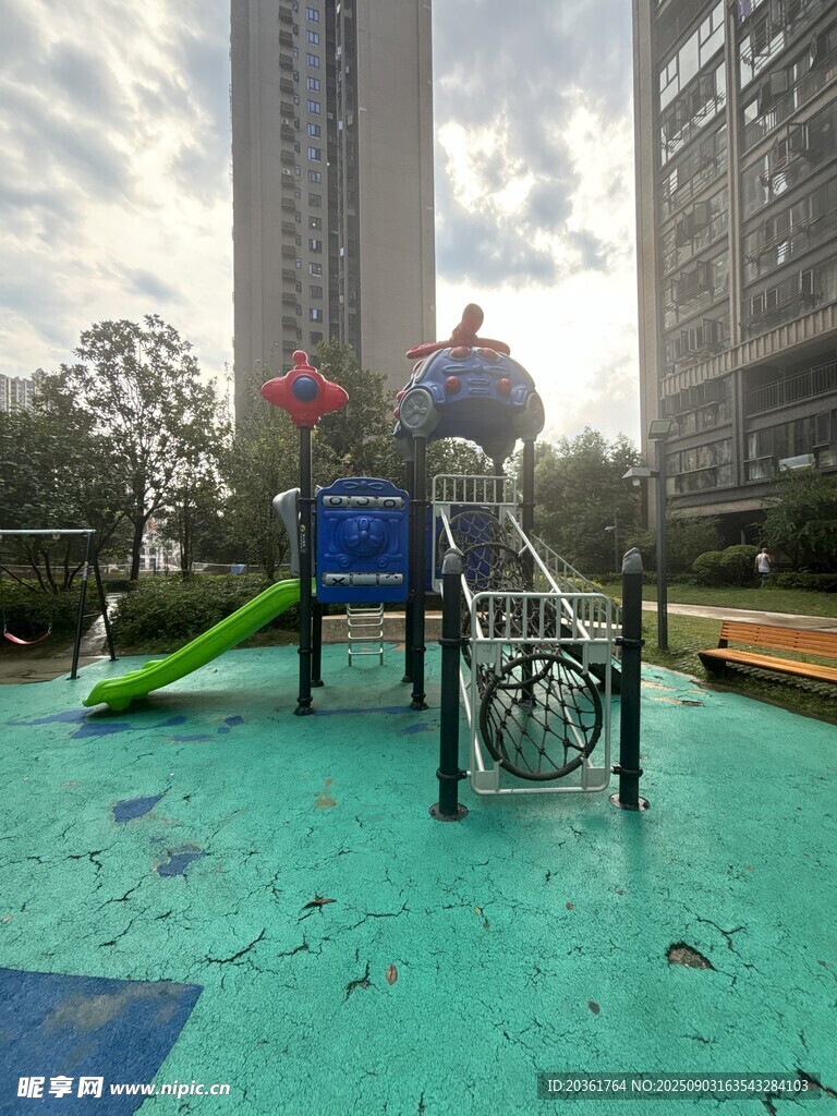 小區(qū)內的兒童游樂設施場景
