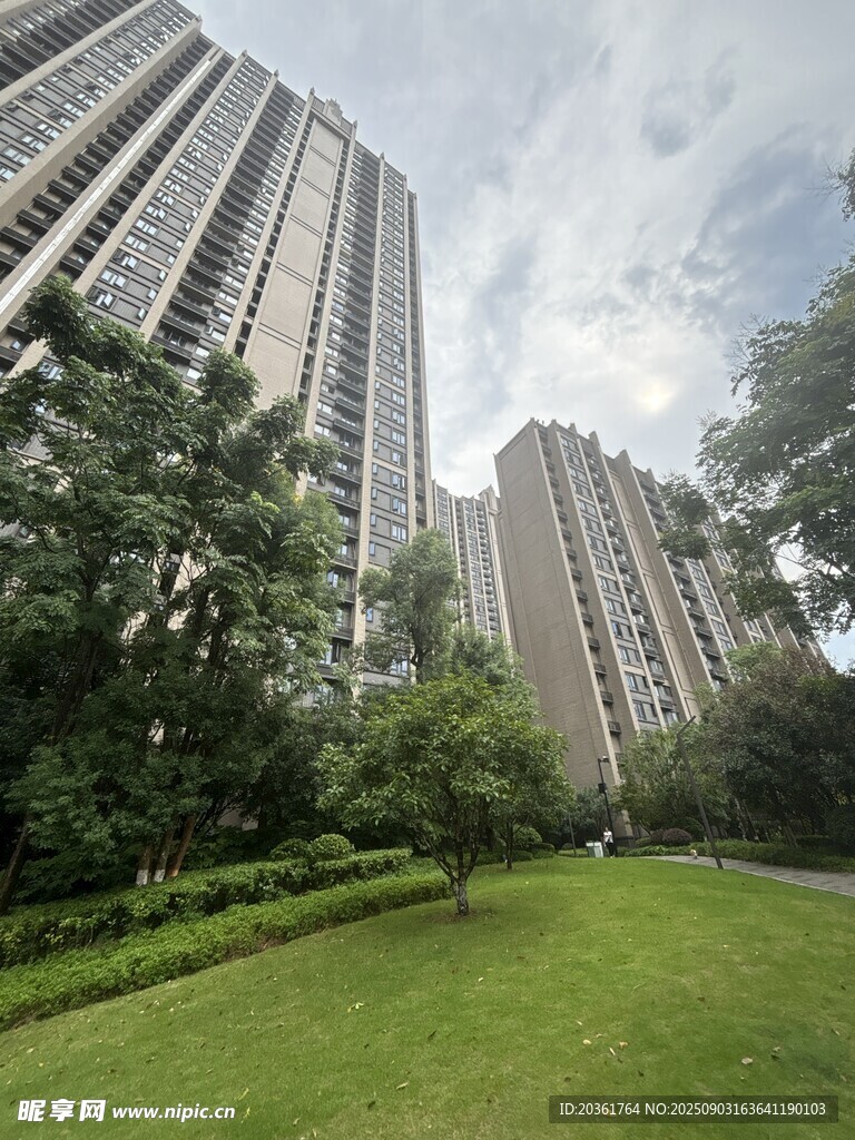 城市綠地旁的高層住宅