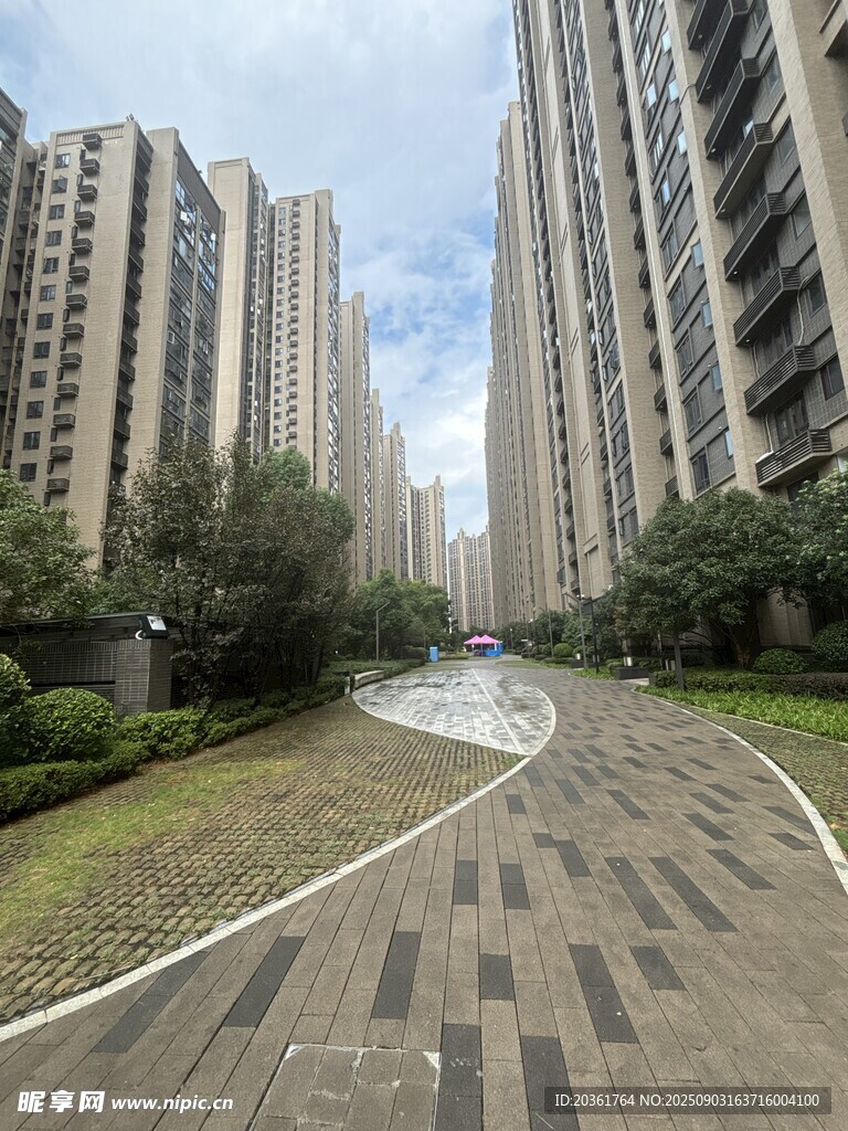 小區(qū)內(nèi)的寬敞景觀道路