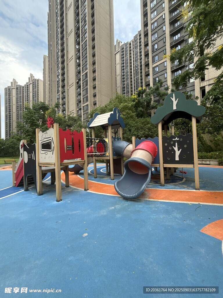 小區(qū)內(nèi)的兒童游樂設(shè)施