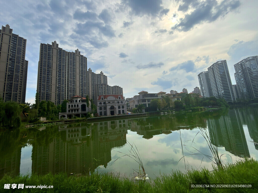 湖畔高樓景
