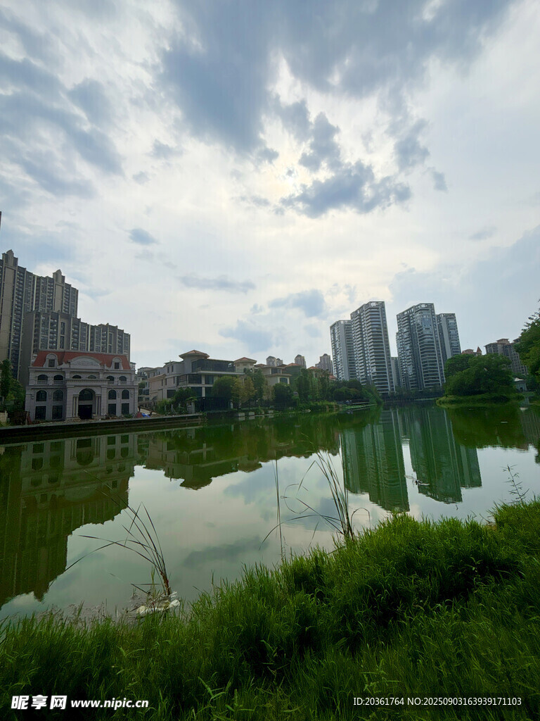 湖畔城市風(fēng)光