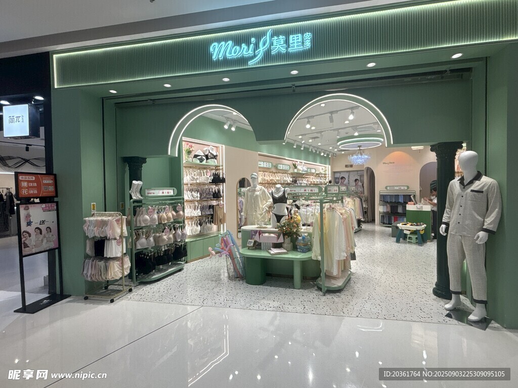 時(shí)尚鞋店陳列展示