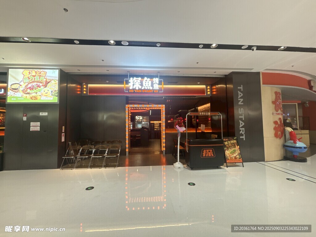 商場內(nèi)的店鋪入口場景