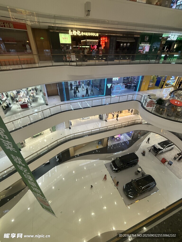 商場(chǎng)內(nèi)部多層俯瞰景象