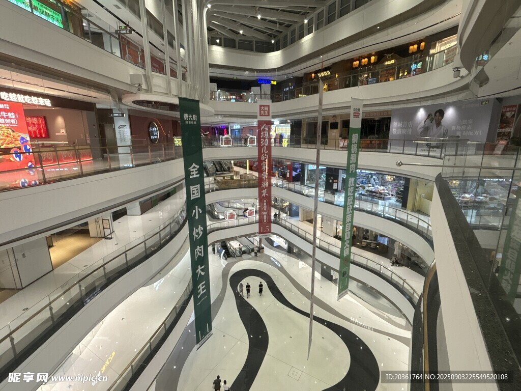 現(xiàn)代商場(chǎng)內(nèi)部多層空間景觀(guān)