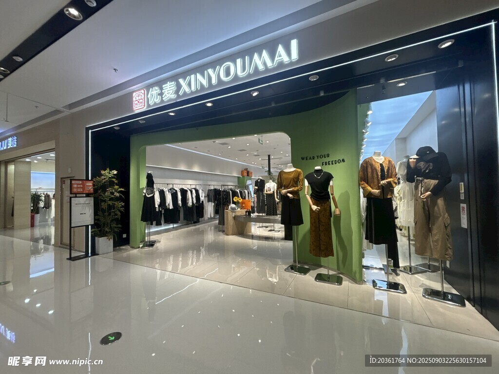 商場(chǎng)內(nèi)的服裝店