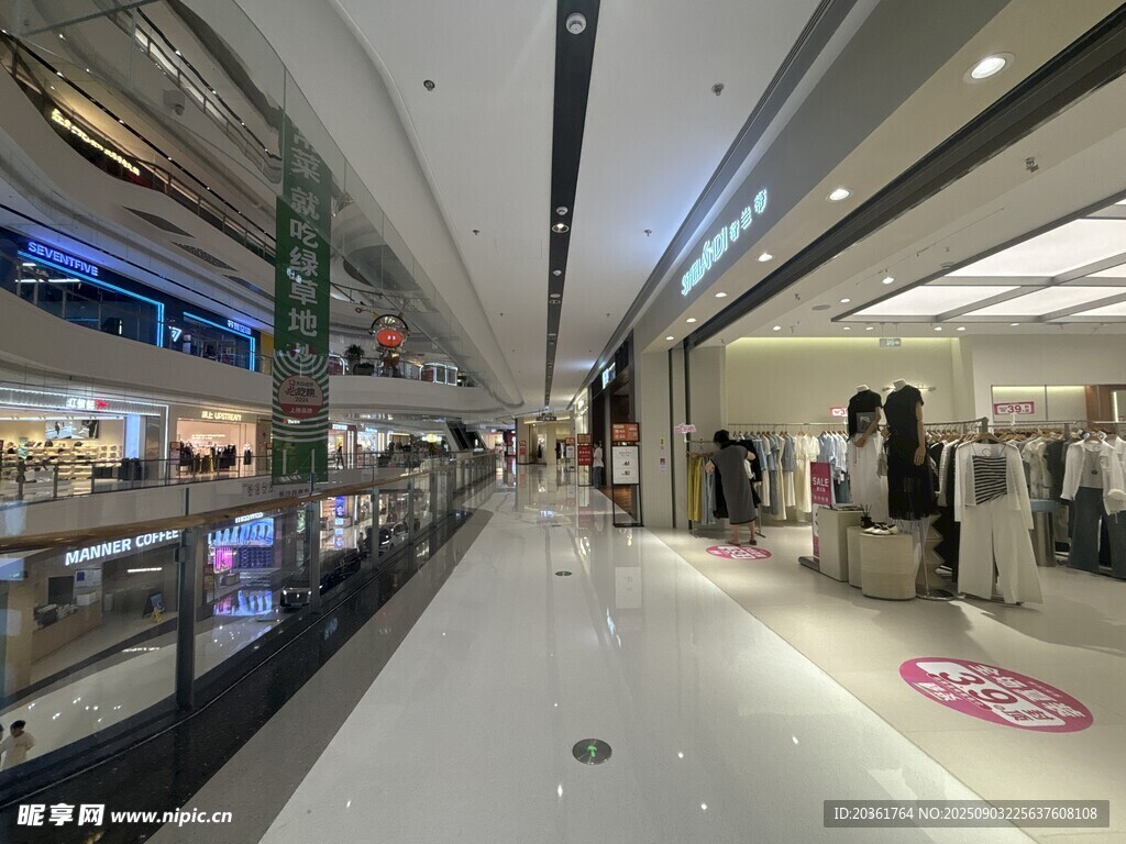 現(xiàn)代時尚的寬敞購物商場