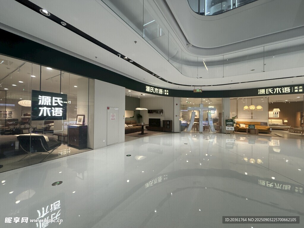 現(xiàn)代寬敞的商場內部空間