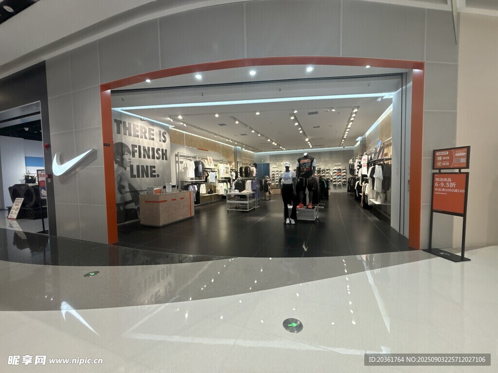 商場內(nèi)敞開的店鋪入口