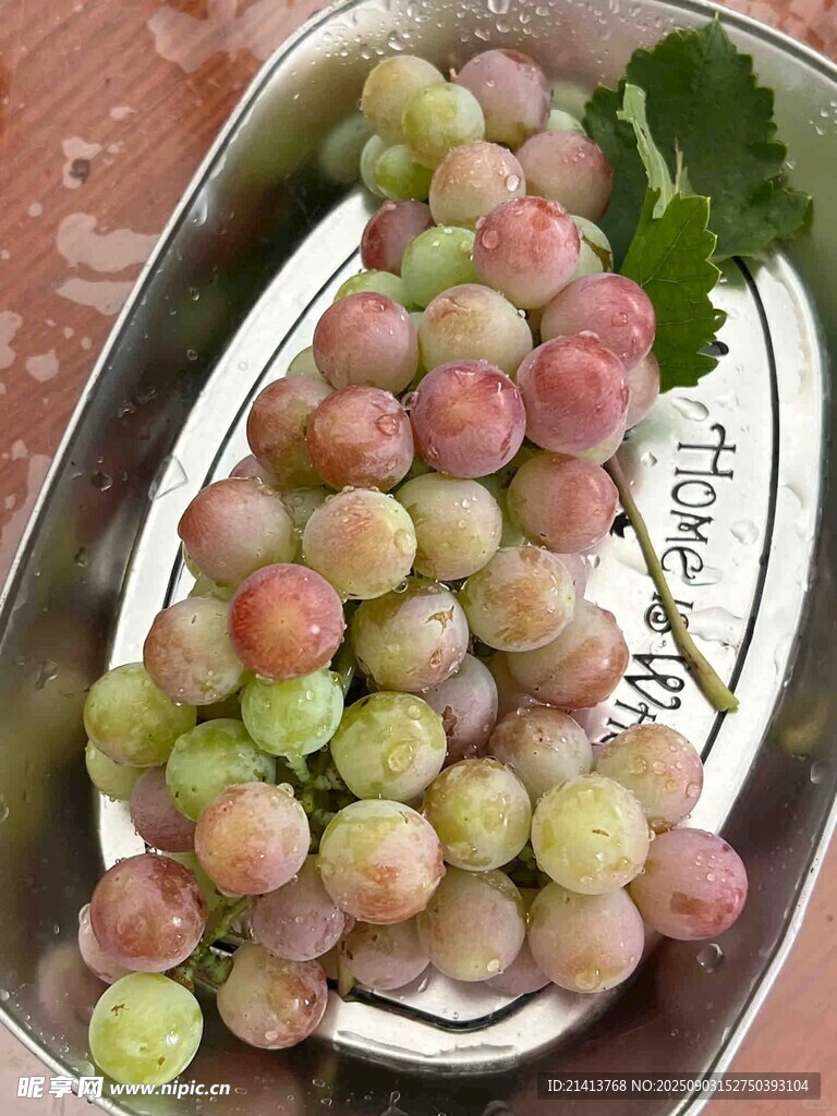 盤中多彩葡萄