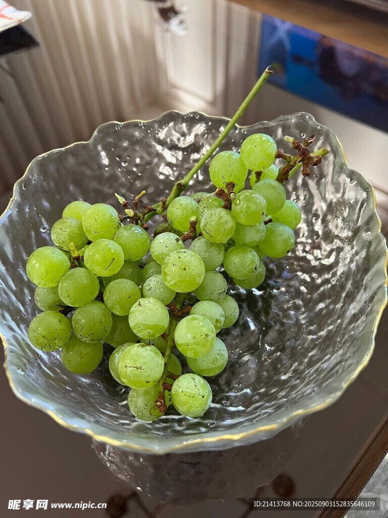 玻璃盤中的鮮綠葡萄