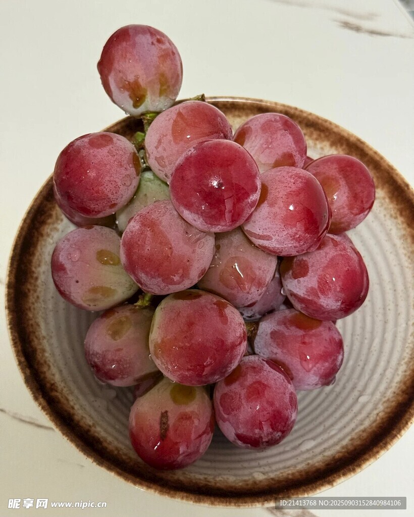 碗中嬌艷的粉色葡萄