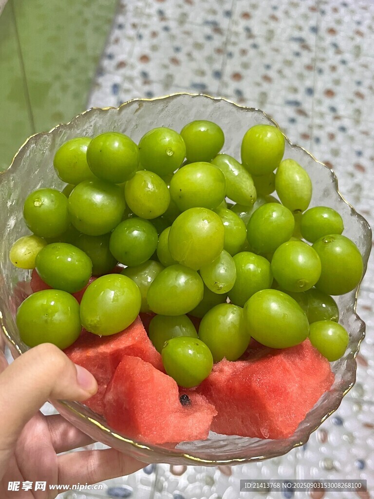 手捧青提與西瓜拼盤