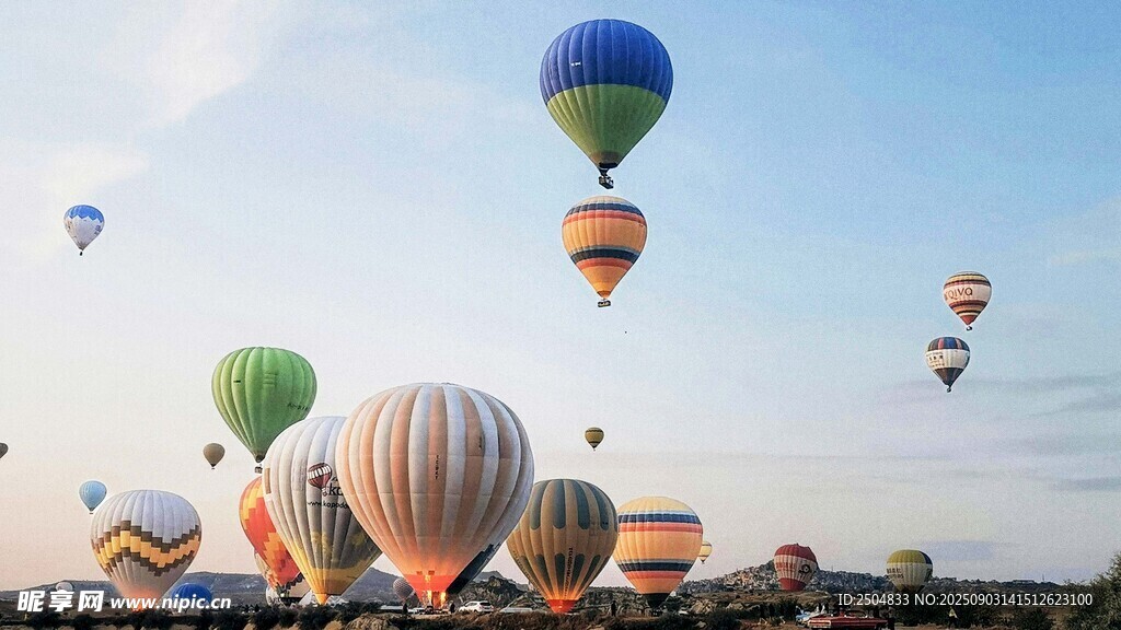 天空中多彩熱氣球齊飛