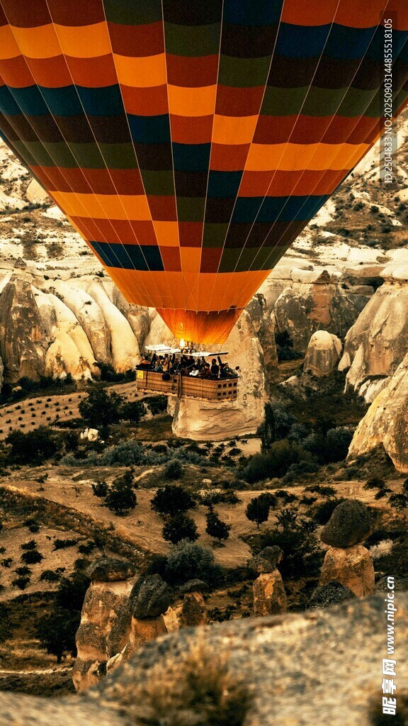  漠上空的多彩熱氣球