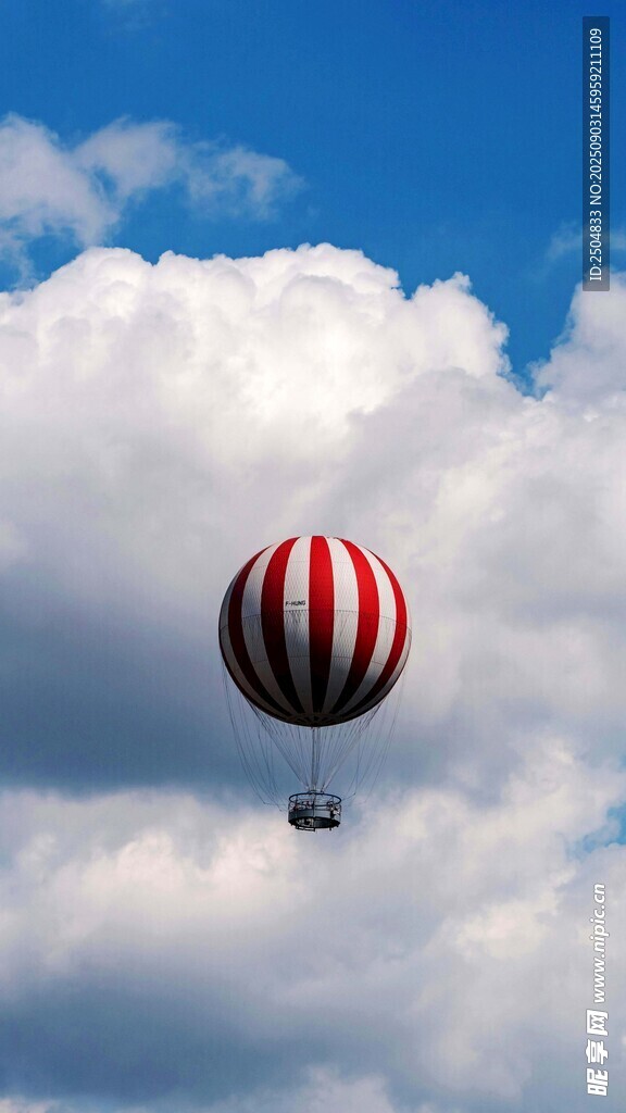 天空中飄浮的多彩熱氣球