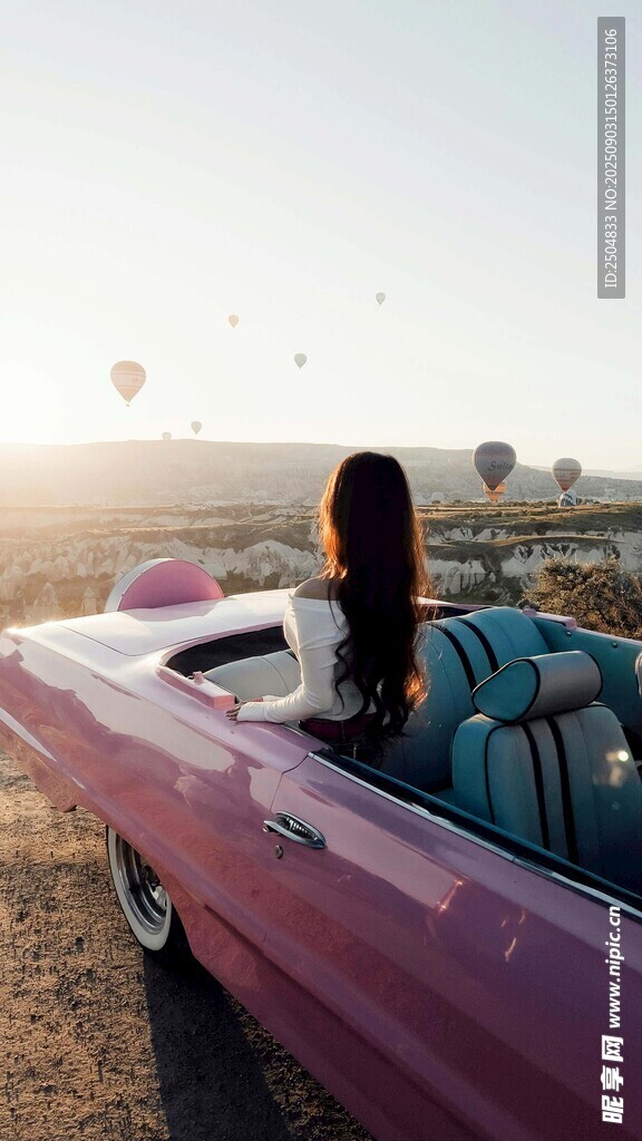 女子乘敞篷車賞日出美景
