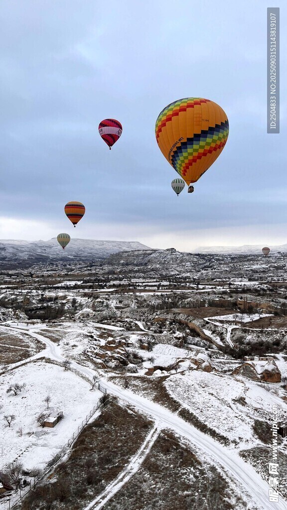 雪地上空多彩熱氣球飛舞