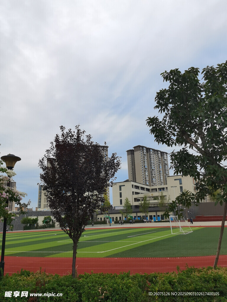 城市中的多彩校園操場景觀