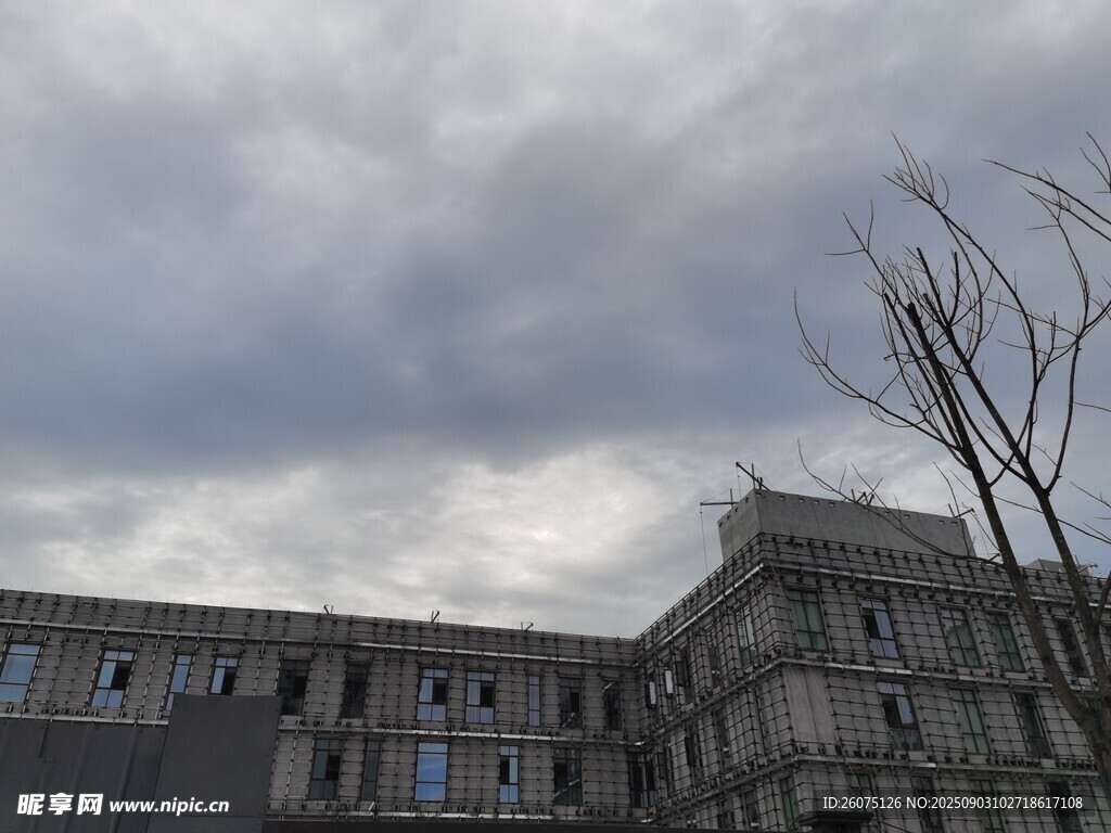 陰天中的在建高樓