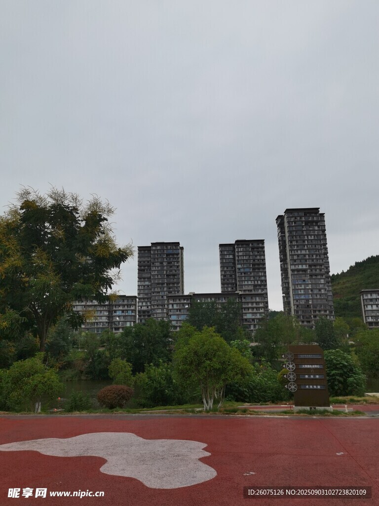 城市中紅跑道旁的高樓景觀