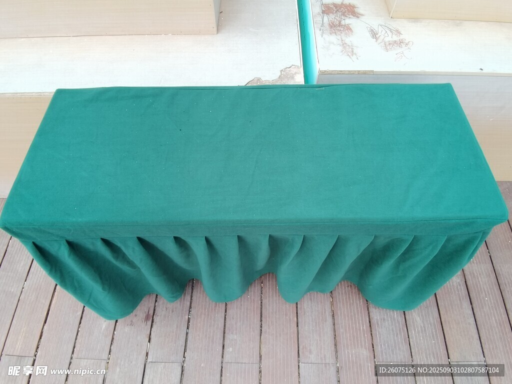 綠色桌布覆蓋的戶外桌子