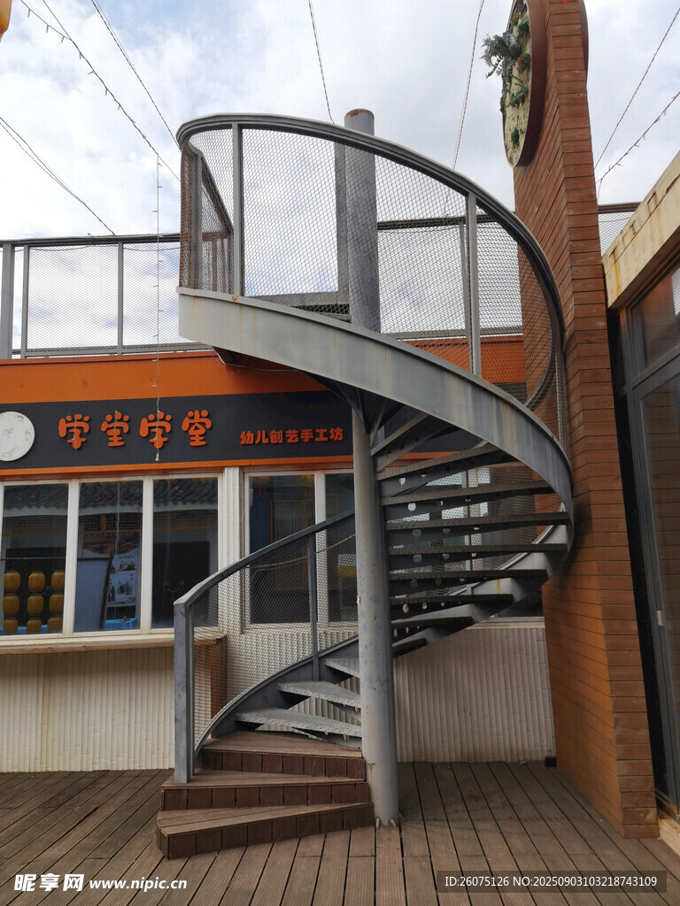 戶外螺旋樓梯獨(dú)特設(shè)計(jì)感
