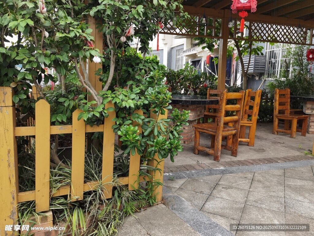 戶外木質(zhì)圍欄庭院景觀