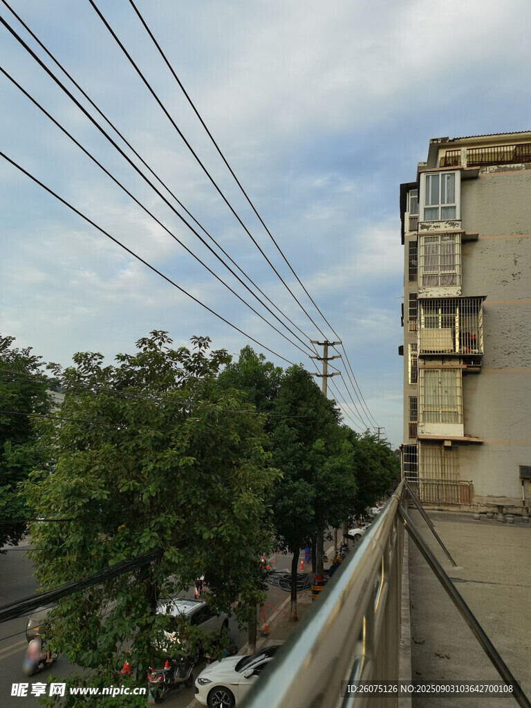 城市街道旁的電線與建筑