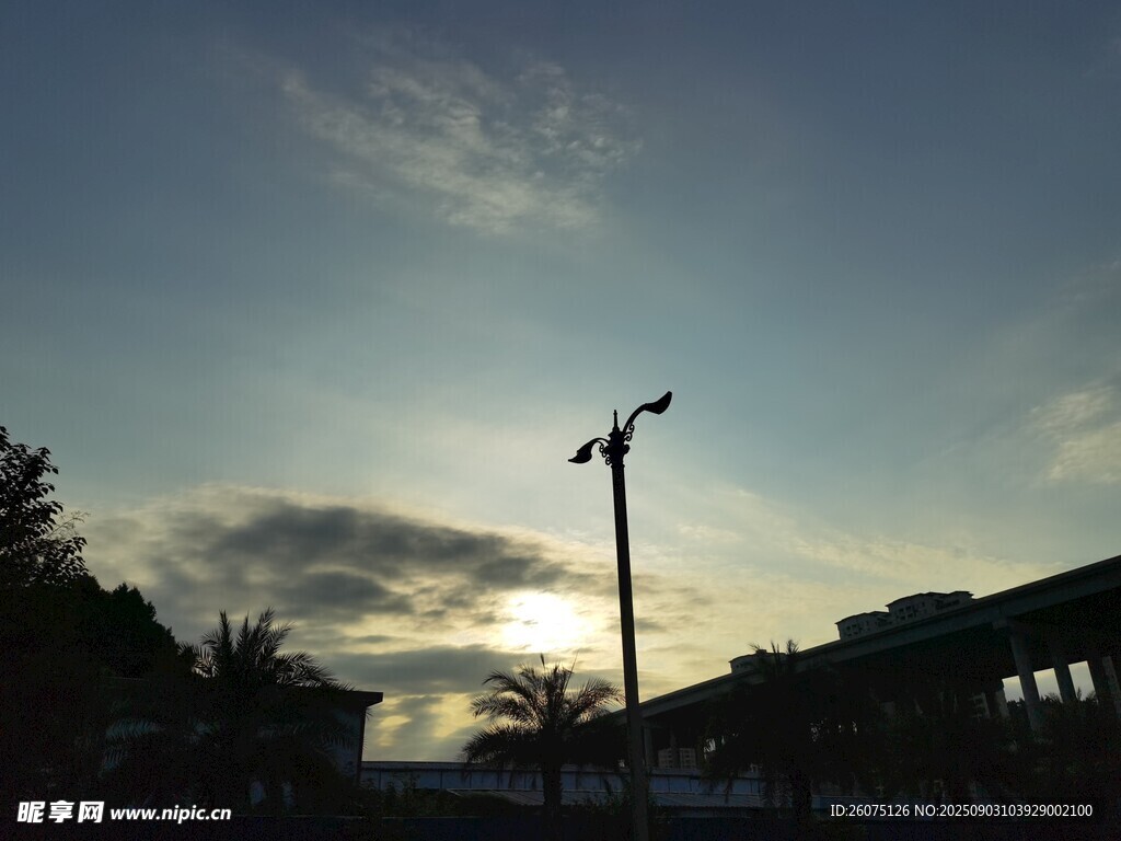 夕陽下的旗桿剪影