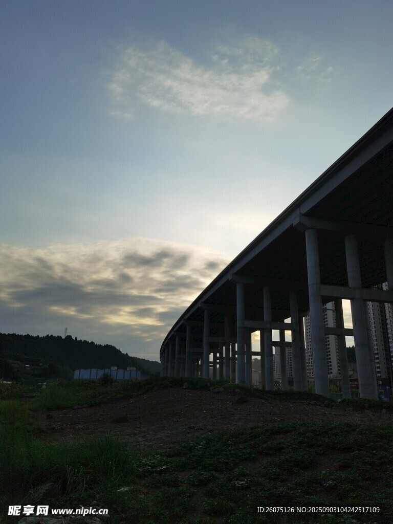 黃昏下的高架橋