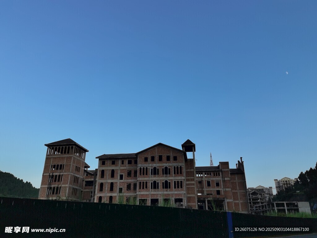 古老建筑在藍(lán)天映襯下