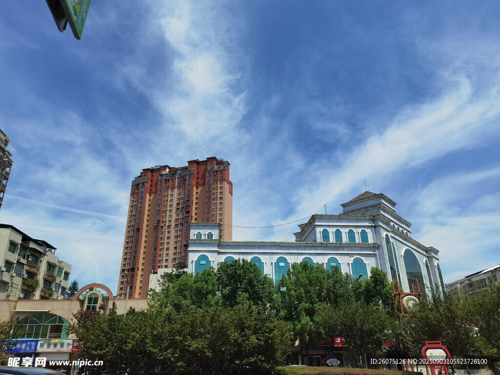 城市中高聳建筑與藍天白云