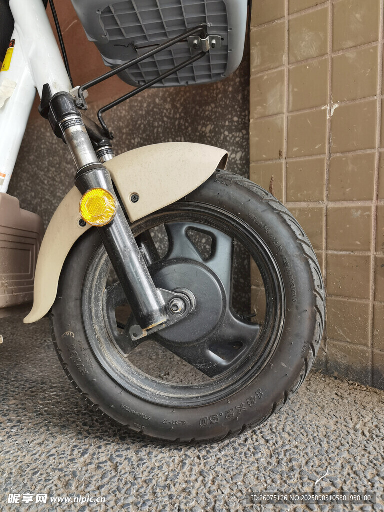 復(fù)古電動(dòng)車前輪特寫