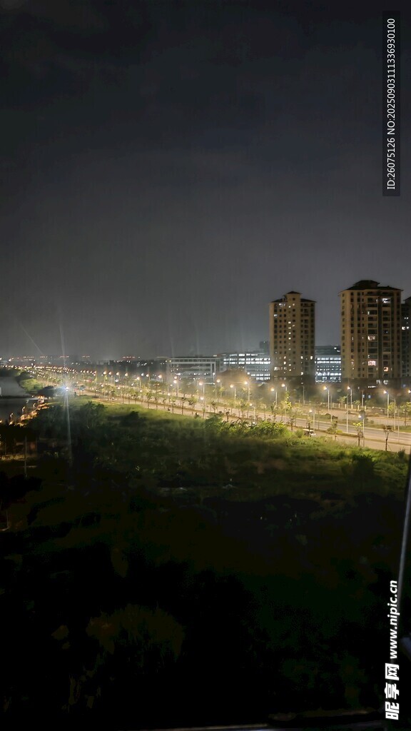 城市夜景中的高樓與燈光