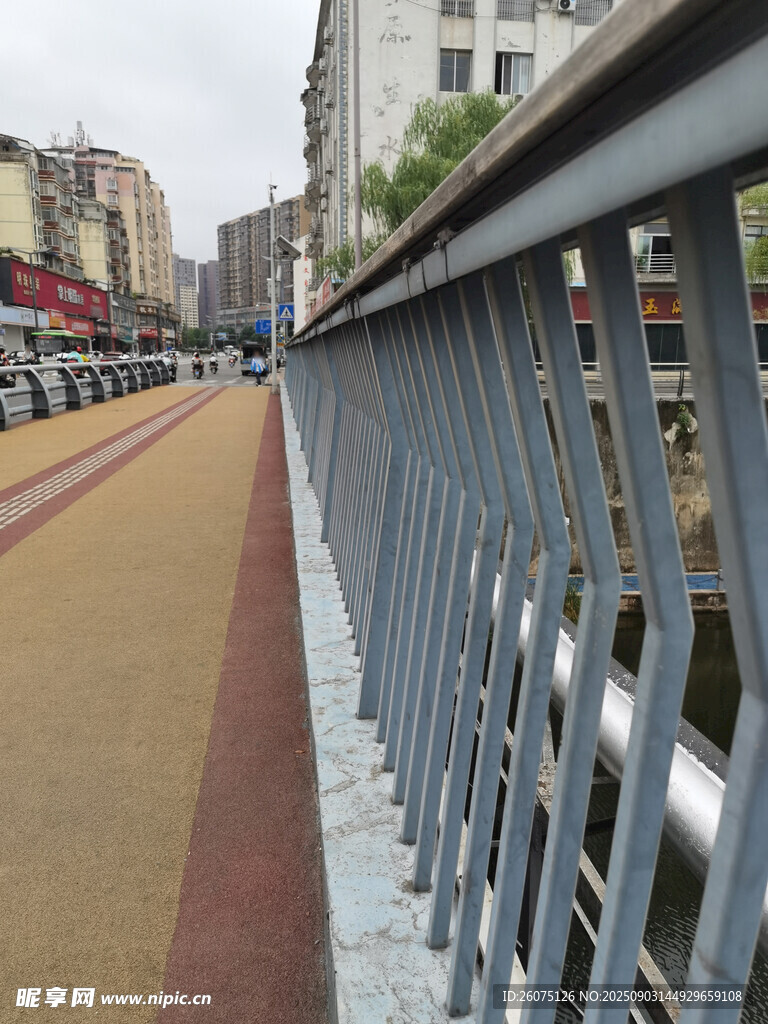 城市橋梁上人行道金屬護(hù)欄