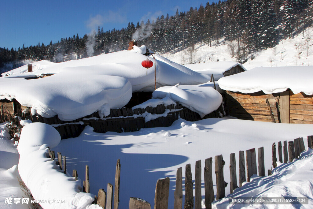 雪覆山村美景