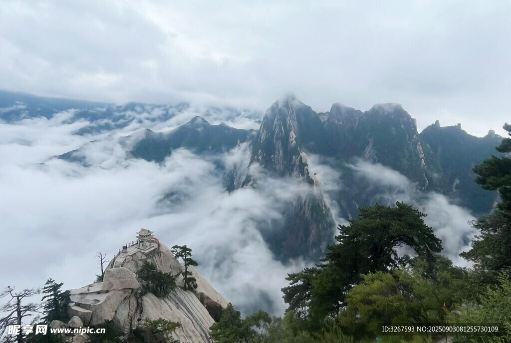 云霧繚繞的壯美山峰景色