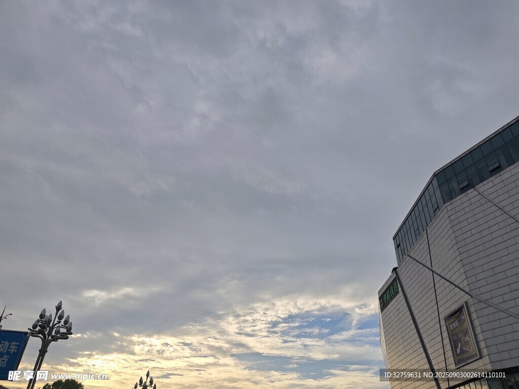 城市上空的多云景象