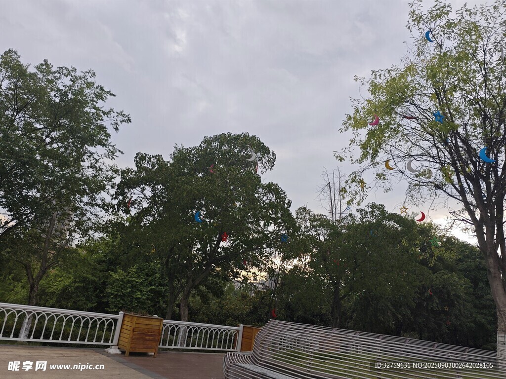 戶外綠樹環(huán)繞的開闊場景
