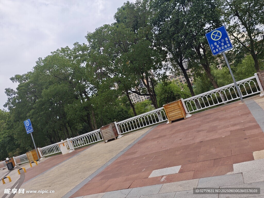 城市公園旁的步道景觀