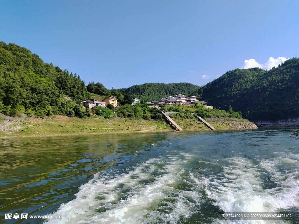 乘船賞湖光山色美景