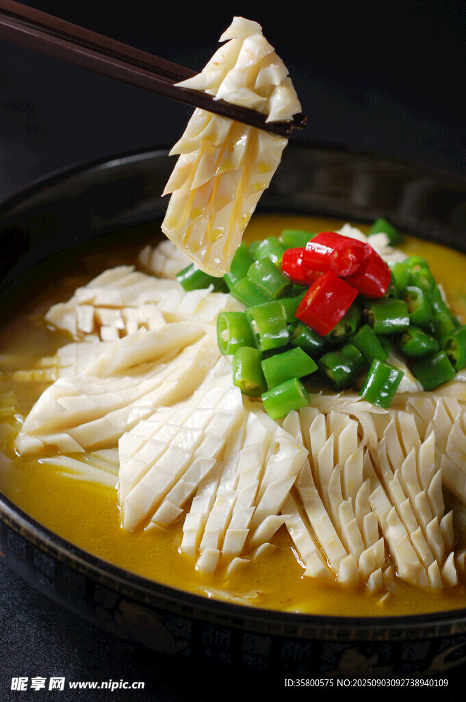鮮香雞湯煮嫩豆腐絲