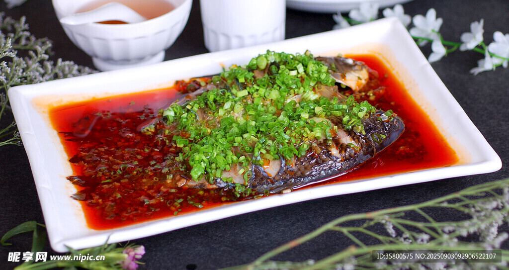 紅燒魚配蔥花點綴