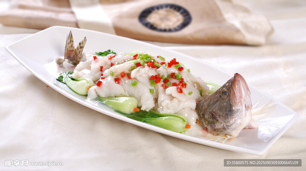 清蒸魚配蔬菜點綴